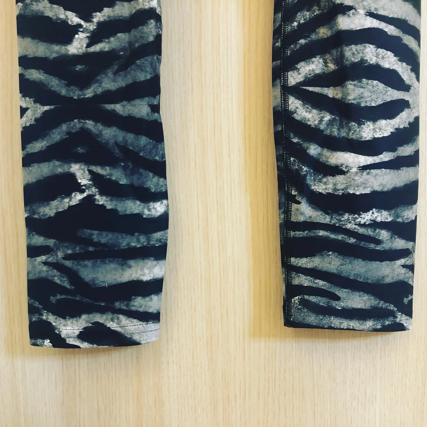 Grey Tiger Stripe Men's Leggings, Animal Print Meggings Compression Tights-Made in USA/EU