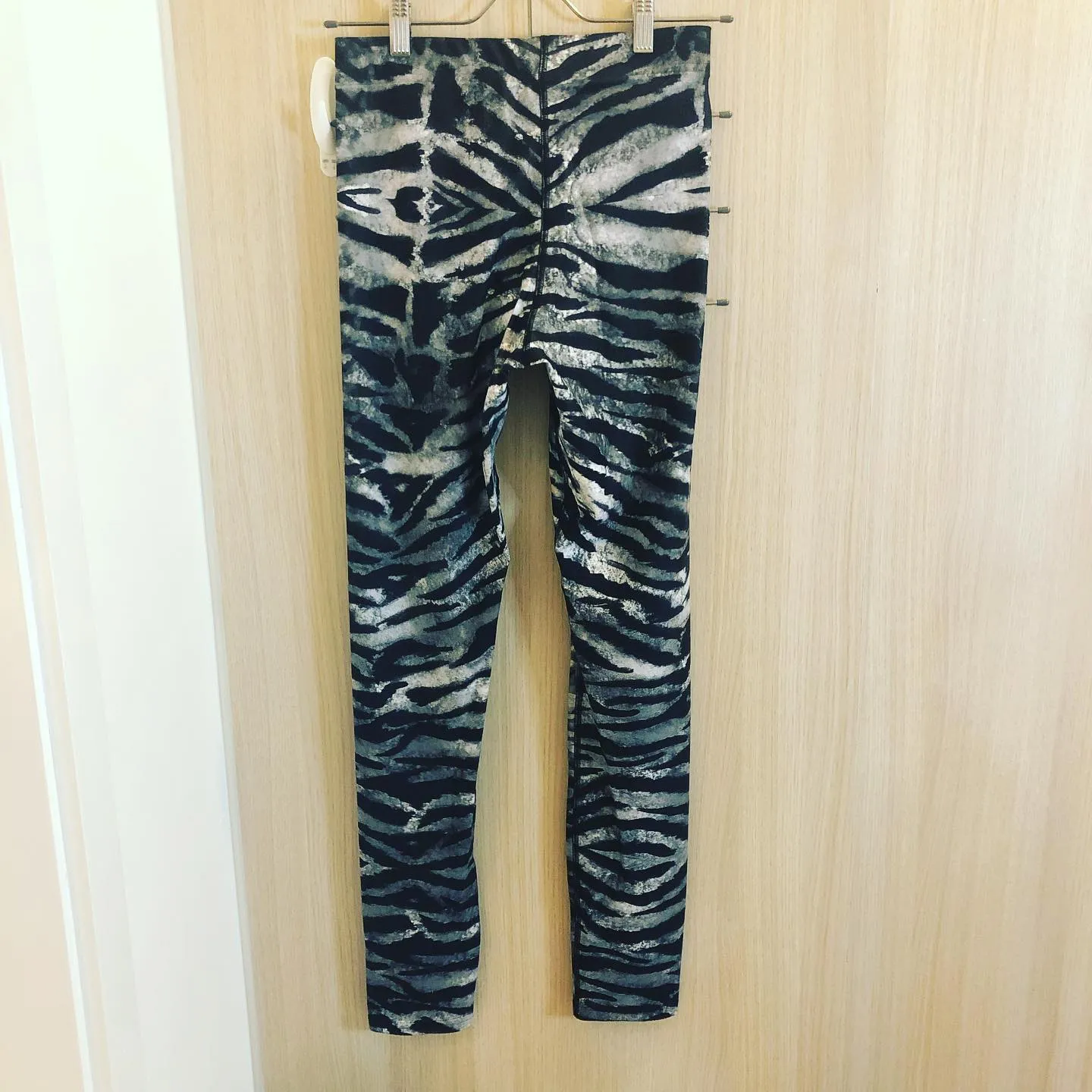 Grey Tiger Stripe Men's Leggings, Animal Print Meggings Compression Tights-Made in USA/EU
