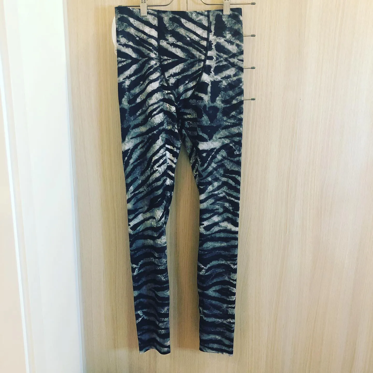 Grey Tiger Stripe Men's Leggings, Animal Print Meggings Compression Tights-Made in USA/EU