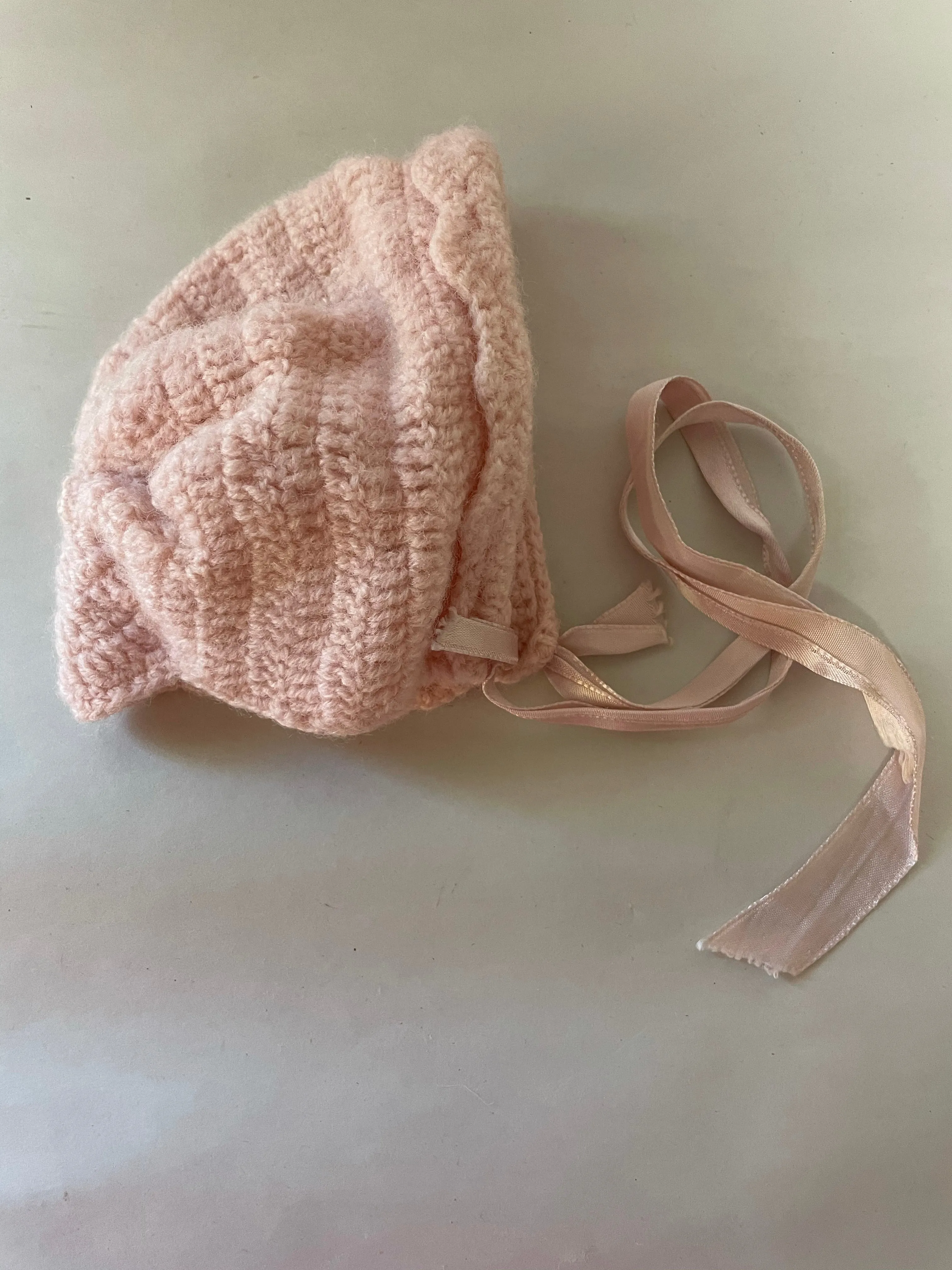 V€€ Vintage 1960s Baby Girls Beige Knit Crochet Bonnet Hat Cap