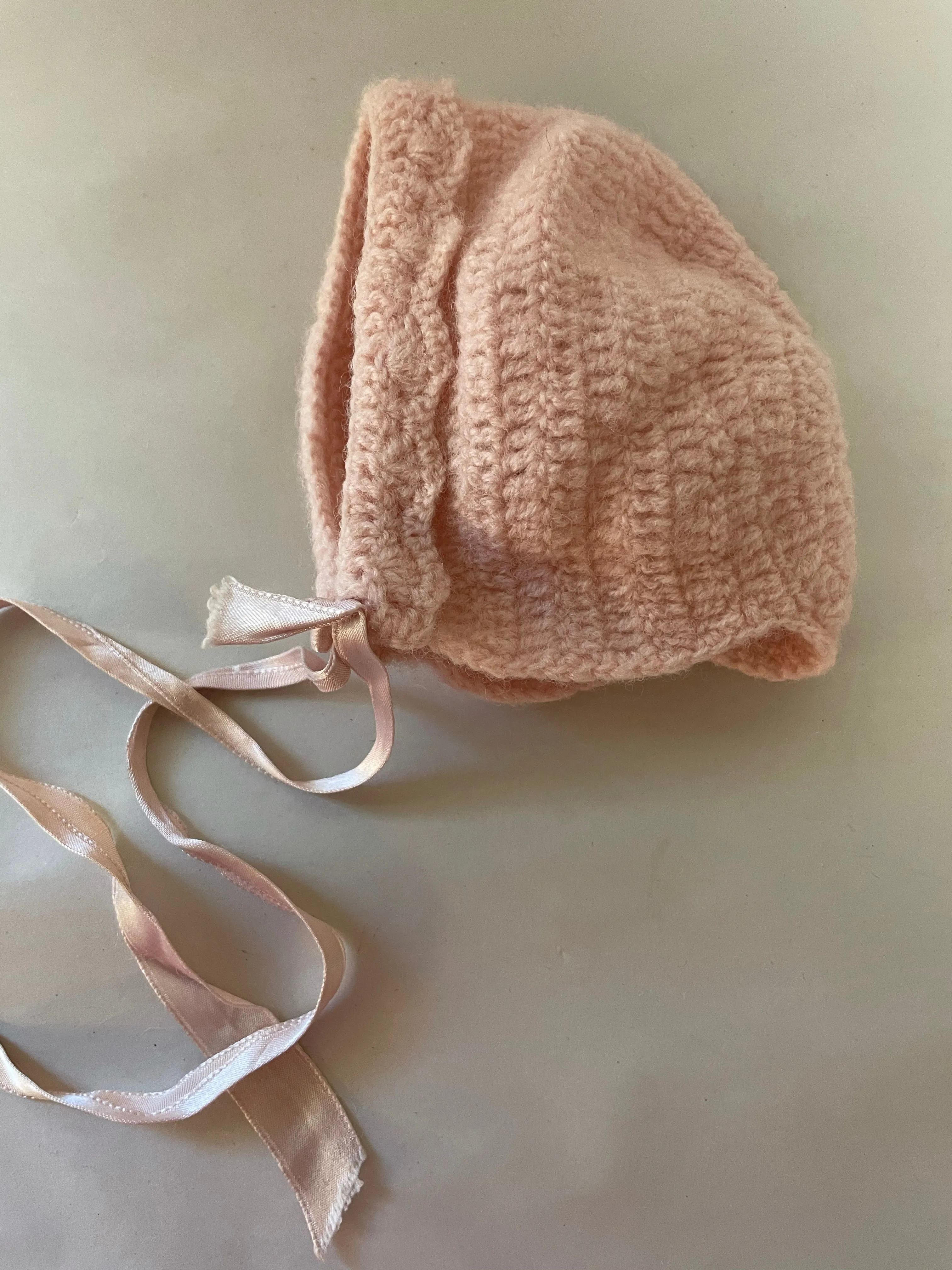V€€ Vintage 1960s Baby Girls Beige Knit Crochet Bonnet Hat Cap