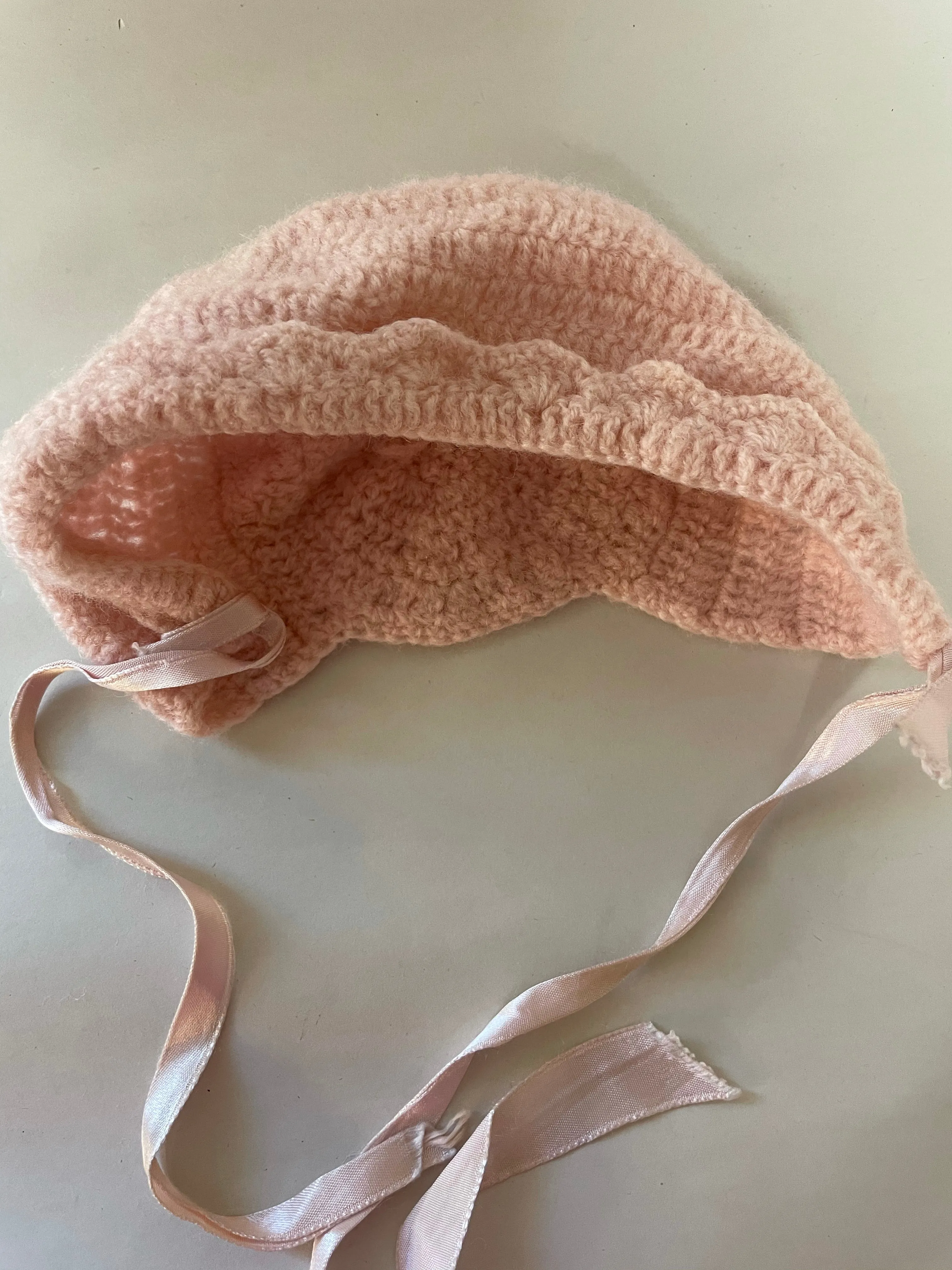 V€€ Vintage 1960s Baby Girls Beige Knit Crochet Bonnet Hat Cap